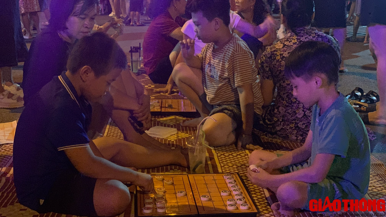 Nhộn nhịp ng&agrave;y đầu chạy thử nghiệm phố đi bộ ở Ho&agrave; B&Igrave;nh - Ảnh 6.