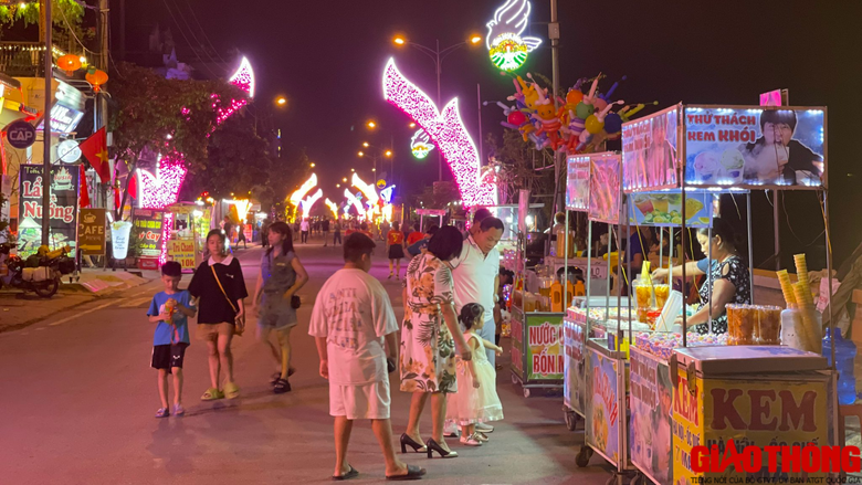 Nhộn nhịp ng&agrave;y đầu chạy thử nghiệm phố đi bộ ở Ho&agrave; B&Igrave;nh - Ảnh 7.