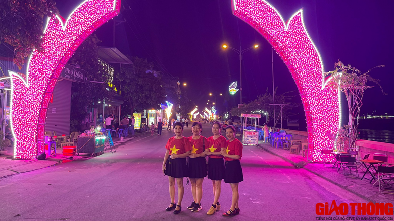 Nhộn nhịp ng&agrave;y đầu chạy thử nghiệm phố đi bộ ở Ho&agrave; B&Igrave;nh - Ảnh 9.