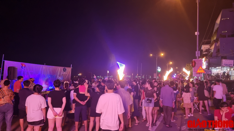 Nhộn nhịp ng&agrave;y đầu chạy thử nghiệm phố đi bộ ở Ho&agrave; B&Igrave;nh - Ảnh 10.