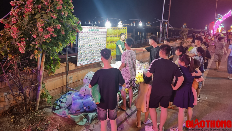 Nhộn nhịp ng&agrave;y đầu chạy thử nghiệm phố đi bộ ở Ho&agrave; B&Igrave;nh - Ảnh 11.