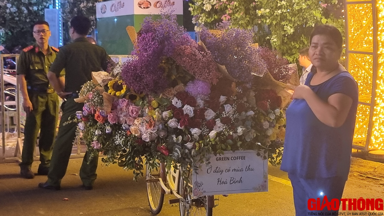 Nhộn nhịp ng&agrave;y đầu chạy thử nghiệm phố đi bộ ở Ho&agrave; B&Igrave;nh - Ảnh 12.