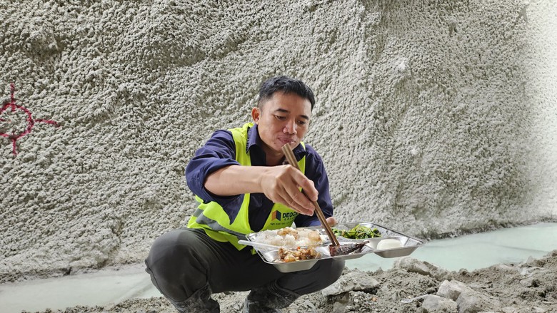 Bữa cơm vội ng&agrave;y Tết trong hầm xuy&ecirc;n n&uacute;i tr&ecirc;n cao tốc Quảng Ng&atilde;i - Ho&agrave;i Nhơn- Ảnh 2.