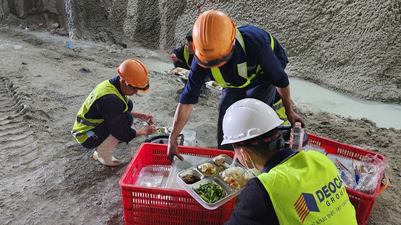 Bữa cơm vội ng&agrave;y Tết trong hầm xuy&ecirc;n n&uacute;i tr&ecirc;n cao tốc Quảng Ng&atilde;i - Ho&agrave;i Nhơn- Ảnh 5.