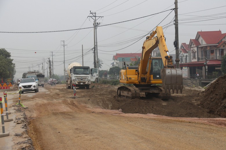 Tấp nập c&ocirc;ng trường n&acirc;ng cấp đường tỉnh 390 ng&agrave;y cận Tết- Ảnh 7.