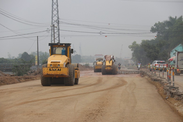 Tấp nập c&ocirc;ng trường n&acirc;ng cấp đường tỉnh 390 ng&agrave;y cận Tết- Ảnh 8.