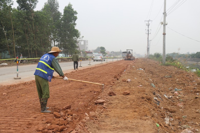 Tấp nập c&ocirc;ng trường n&acirc;ng cấp đường tỉnh 390 ng&agrave;y cận Tết- Ảnh 9.