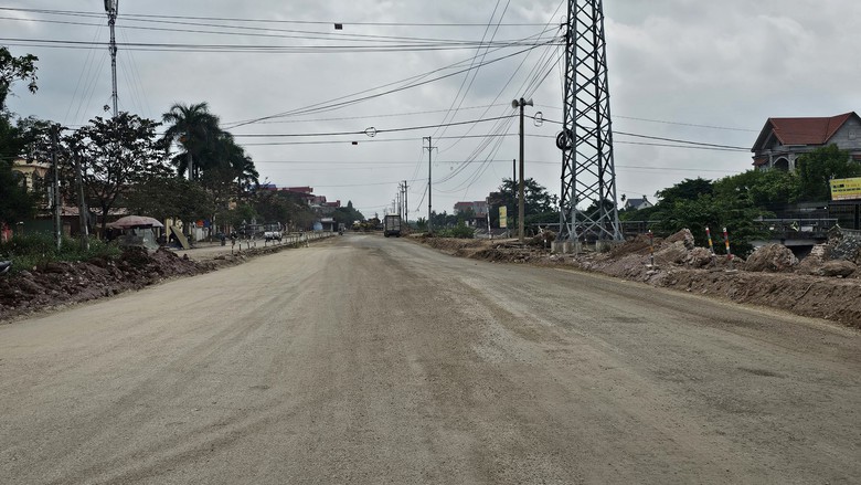 Tấp nập c&ocirc;ng trường n&acirc;ng cấp đường tỉnh 390 ng&agrave;y cận Tết- Ảnh 12.