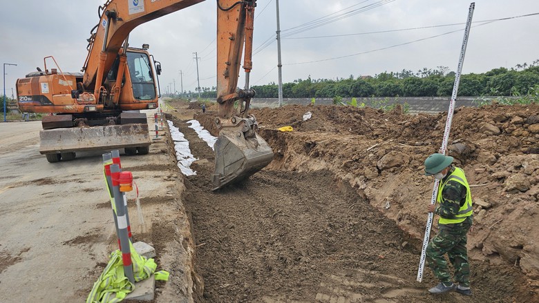 Tấp nập c&ocirc;ng trường n&acirc;ng cấp đường tỉnh 390 ng&agrave;y cận Tết- Ảnh 11.