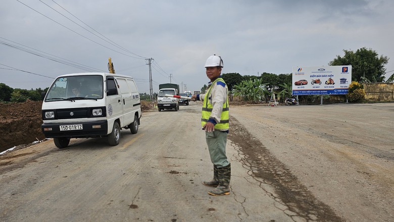 Tấp nập c&ocirc;ng trường n&acirc;ng cấp đường tỉnh 390 ng&agrave;y cận Tết- Ảnh 6.