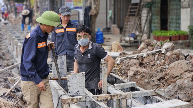 Tấp nập c&ocirc;ng trường n&acirc;ng cấp đường tỉnh 390 ng&agrave;y cận Tết- Ảnh 5.