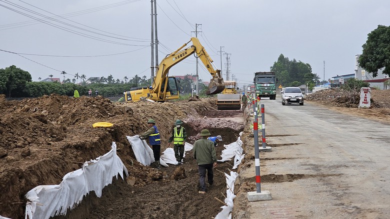 Tấp nập c&ocirc;ng trường n&acirc;ng cấp đường tỉnh 390 ng&agrave;y cận Tết- Ảnh 10.