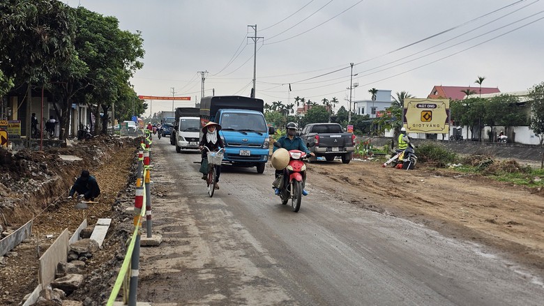 Tấp nập c&ocirc;ng trường n&acirc;ng cấp đường tỉnh 390 ng&agrave;y cận Tết- Ảnh 4.