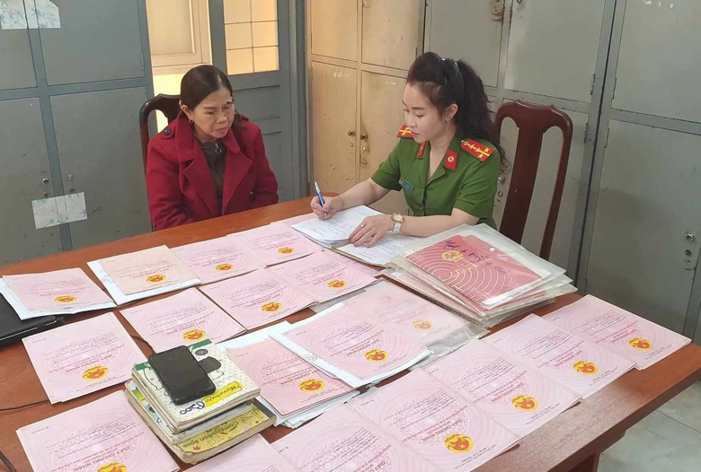 Bắt người phụ nữ cho vay nặng l&atilde;i, g&aacute;n nợ bằng sổ đỏ- Ảnh 1.