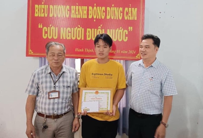 Khen thưởng nam sinh lớp 10 ở Quảng Ng&atilde;i dũng cảm cứu người đ&agrave;n &ocirc;ng đuối nước- Ảnh 1.