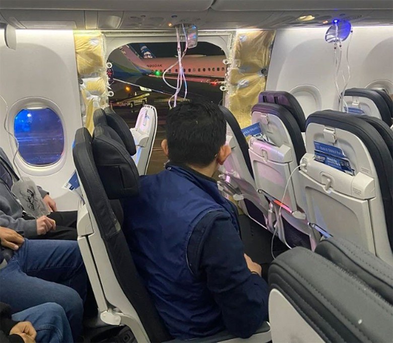 Vị trí phát nổ và bung cửa trên chiếc máy bay Boeing 737 Max 9 của Alaska Airlines. (Ảnh từ Reuters) Vị trí phát nổ và bung cửa trên chiếc máy bay Boeing 737 Max 9 của Alaska Airlines. (Ảnh từ Reuters)
