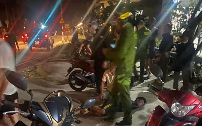 Tạm giữ h&igrave;nh sự kẻ d&ugrave;ng dao đ&acirc;m ph&oacute; c&ocirc;ng an phường ở Huế