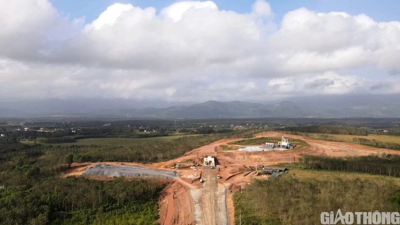 Thảm mẻ cấp phối đ&aacute; dăm gia cố xi măng đầu ti&ecirc;n tr&ecirc;n cao tốc Bắc - Nam qua Quảng B&igrave;nh- Ảnh 1.