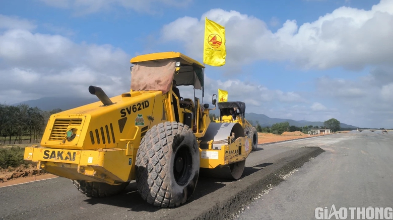 Thảm mẻ cấp phối đ&aacute; dăm gia cố xi măng đầu ti&ecirc;n tr&ecirc;n cao tốc Bắc - Nam qua Quảng B&igrave;nh- Ảnh 3.