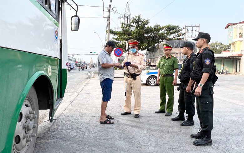 Xử l&yacute; hơn 9.000 'ma men' l&aacute;i xe trong 4 ng&agrave;y CSGT ra qu&acirc;n cao điểm