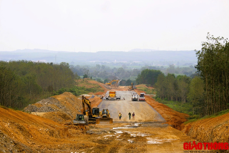 Nhộn nhịp c&ocirc;ng trường dự &aacute;n cao tốc Vạn Ninh - Cam Lộ- Ảnh 2.