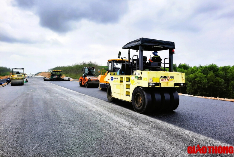 Nhộn nhịp c&ocirc;ng trường dự &aacute;n cao tốc Vạn Ninh - Cam Lộ- Ảnh 3.