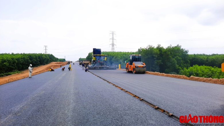 Nhộn nhịp c&ocirc;ng trường dự &aacute;n cao tốc Vạn Ninh - Cam Lộ- Ảnh 9.