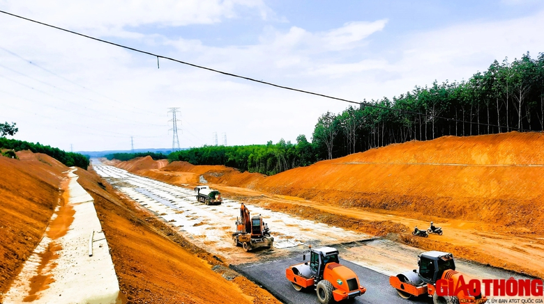 Nhộn nhịp c&ocirc;ng trường dự &aacute;n cao tốc Vạn Ninh - Cam Lộ- Ảnh 12.