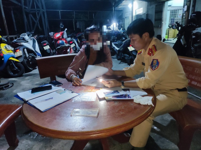 Li&ecirc;n tiếp ph&aacute;t hiện &ocirc; t&ocirc; đi ngược chiều tr&ecirc;n cao tốc Mỹ Thuận - Cần Thơ- Ảnh 2.