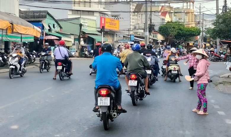 Hiểm họa tai nạn do người b&aacute;n v&eacute; số tr&agrave;n xuống đường- Ảnh 1.