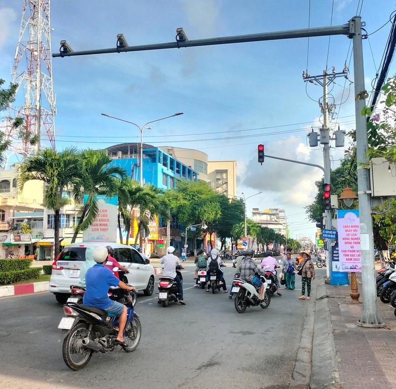 Hiểm họa tai nạn do người b&aacute;n v&eacute; số tr&agrave;n xuống đường- Ảnh 2.