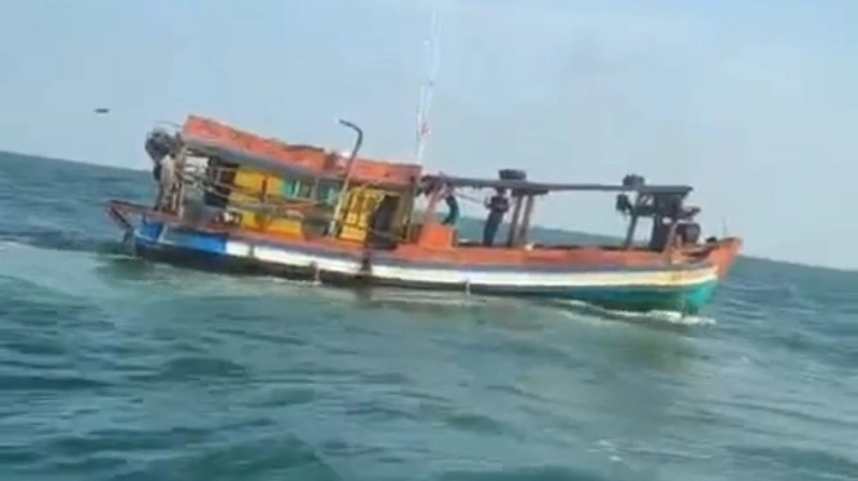 Huy động tàu tuần tra, kiểm soát khu vực tranh chấp ngư trường ở Cà Mau- Ảnh 1. Huy động tàu tuần tra, kiểm soát khu vực tranh chấp ngư trường ở Cà Mau- Ảnh 1.