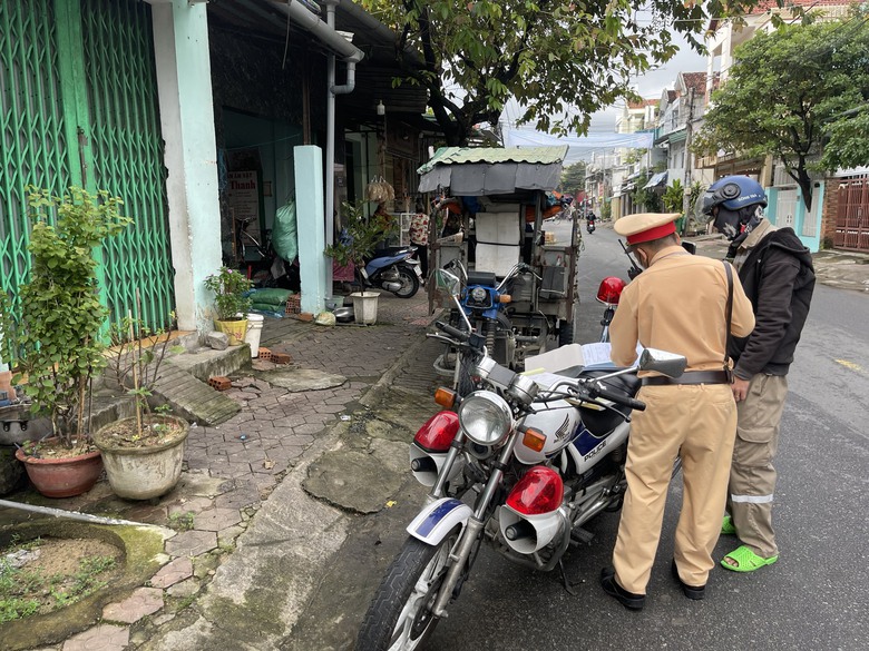 C&ocirc;ng an Quảng Ng&atilde;i mạnh tay xử l&yacute; xe ba b&aacute;nh, xe l&ocirc;i, xe k&eacute;o- Ảnh 6.