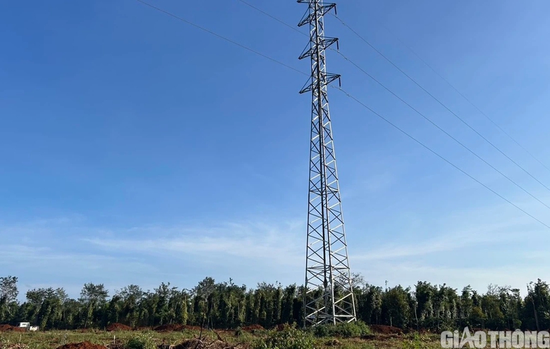Di dời loạt trụ điện phục vụ thi công cao tốc Khánh Hòa - Buôn Ma Thuột- Ảnh 1. Di dời loạt trụ điện phục vụ thi công cao tốc Khánh Hòa - Buôn Ma Thuột- Ảnh 1.