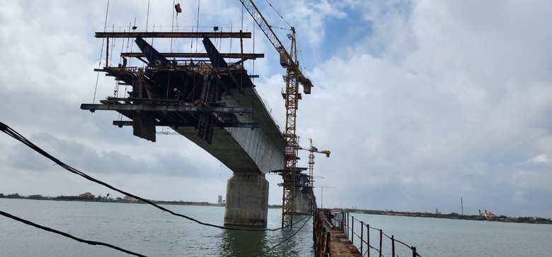 Hối hả thi công tuyến đường bộ ven biển những ngày cận Tết- Ảnh 2. Hối hả thi công tuyến đường bộ ven biển những ngày cận Tết- Ảnh 2.