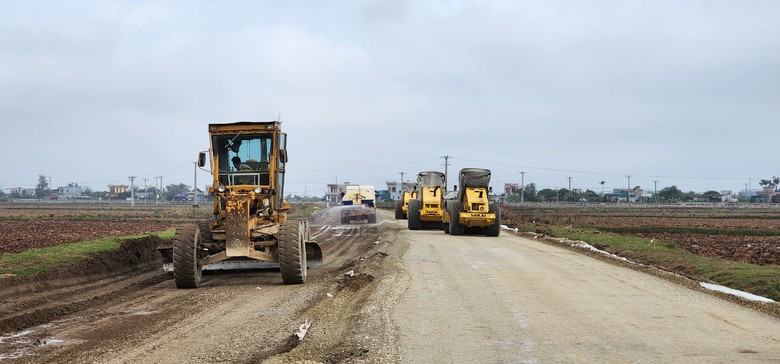 Hối hả thi công tuyến đường bộ ven biển những ngày cận Tết- Ảnh 4. Hối hả thi công tuyến đường bộ ven biển những ngày cận Tết- Ảnh 4.