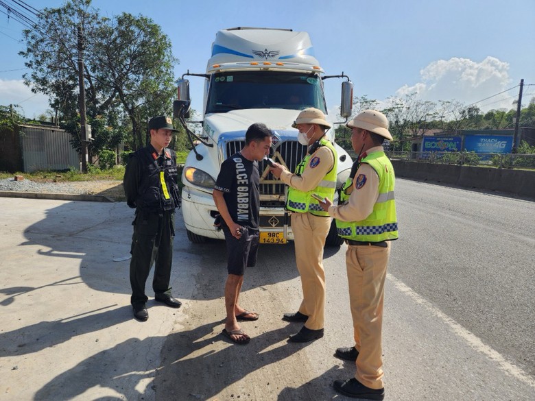 Ph&aacute;t hiện t&agrave;i xế xe container vi phạm nồng độ cồn kịch khung- Ảnh 1.