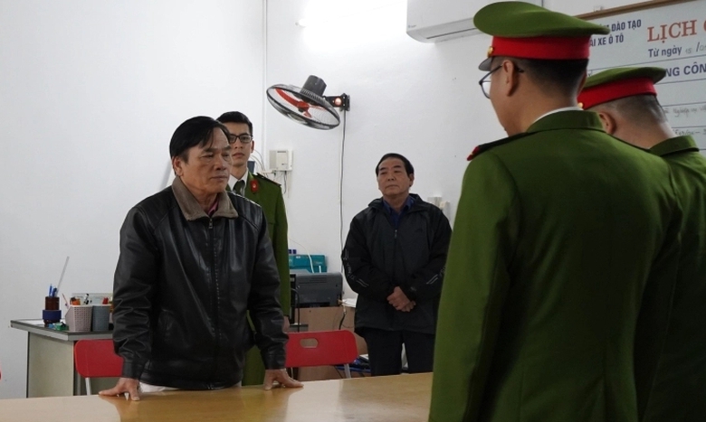 Thu th&ecirc;m tiền của học vi&ecirc;n, gi&aacute;m đốc v&agrave; c&aacute;n bộ trường l&aacute;i ở Bắc Kạn bị khởi tố- Ảnh 1.