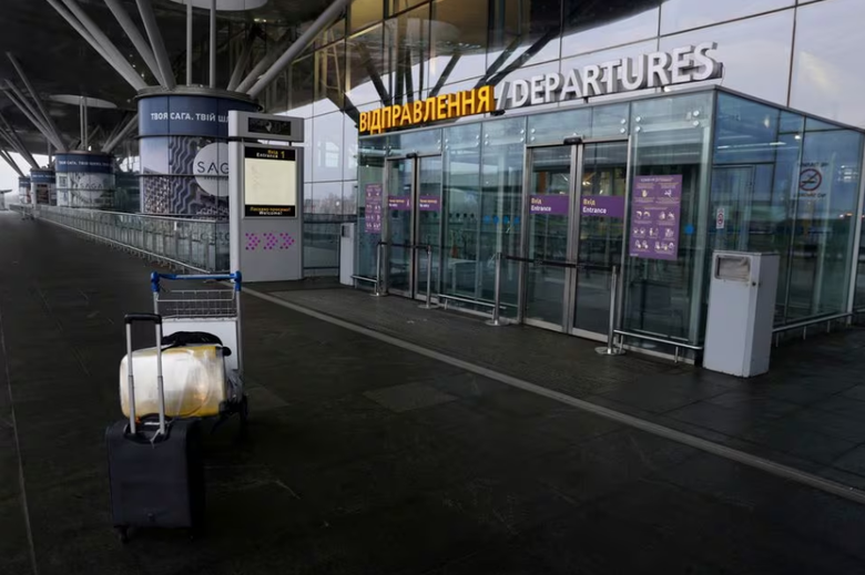 Ukraine muốn khôi phục hoạt động hàng không dù chiến sự vẫn khốc liệt- Ảnh 1. Ukraine muốn khôi phục hoạt động hàng không dù chiến sự vẫn khốc liệt- Ảnh 1.