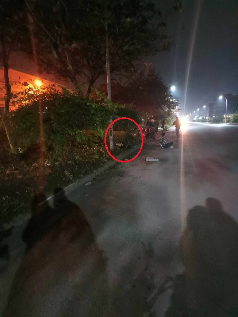 Xe m&aacute;y đổ b&ecirc;n vệ đường, nam thanh ni&ecirc;n tử vong trong tư thế mặt &uacute;p xuống đất- Ảnh 1.