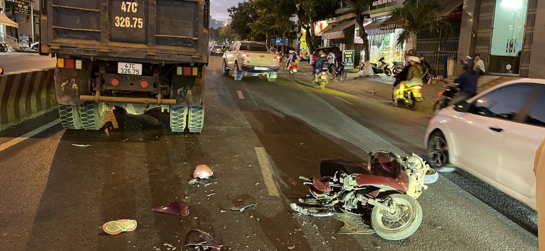 Trượt v&agrave;o đầu xe tải, người phụ nữ bị c&aacute;n tử vong thương t&acirc;m- Ảnh 1.