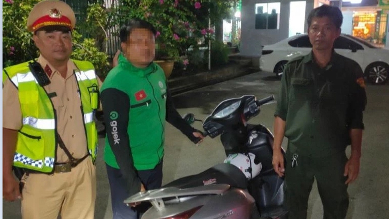 B&igrave;nh Dương: T&agrave;i xế xe &ocirc;m lừa người vi phạm giao th&ocirc;ng nhận tiền bỏ chạy - Ảnh 1.