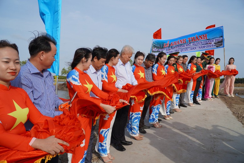 Hơn 1.000 người d&acirc;n x&atilde; Thạnh Hải c&oacute; hai c&acirc;y cầu đi lại dịp Tết- Ảnh 1.