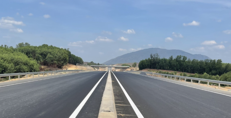 Ho&agrave;n thiện nhanh c&aacute;c hạng mục c&ograve;n lại tr&ecirc;n cao tốc Phan Thiết - Dầu Gi&acirc;y- Ảnh 1.