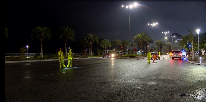 CSGT chặn đứng &yacute; định của t&agrave;i xế để &ocirc; t&ocirc; ven đường h&ograve;ng tho&aacute;t đo nồng độ cồn- Ảnh 5.