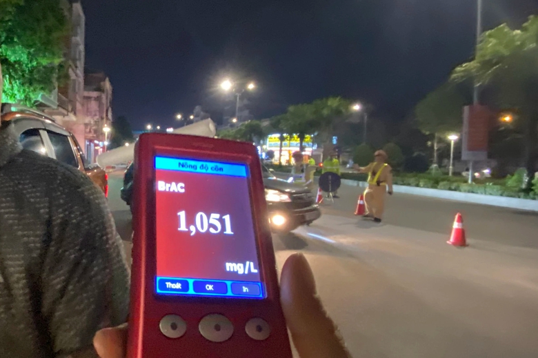 CSGT chặn đứng &yacute; định của t&agrave;i xế để &ocirc; t&ocirc; ven đường h&ograve;ng tho&aacute;t đo nồng độ cồn- Ảnh 3.