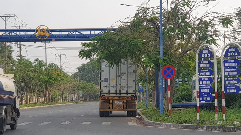 Biển cấm dừng, đỗ tự cắm trong khu c&ocirc;ng nghiệp ở Cần Thơ: Sẽ bố tr&iacute; b&atilde;i đậu xe tạm- Ảnh 1.