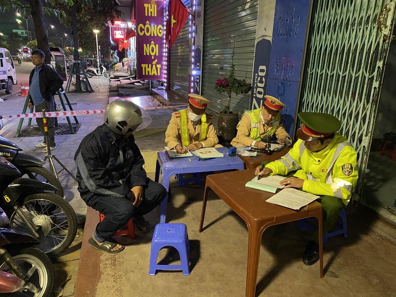 CSGT chặn đứng &yacute; định của t&agrave;i xế để &ocirc; t&ocirc; ven đường h&ograve;ng tho&aacute;t đo nồng độ cồn- Ảnh 2.
