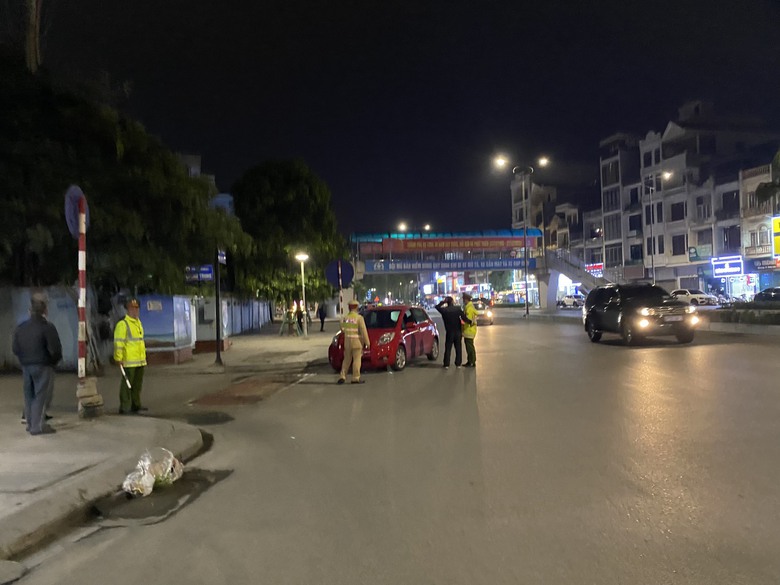 CSGT chặn đứng &yacute; định của t&agrave;i xế để &ocirc; t&ocirc; ven đường h&ograve;ng tho&aacute;t đo nồng độ cồn- Ảnh 4.