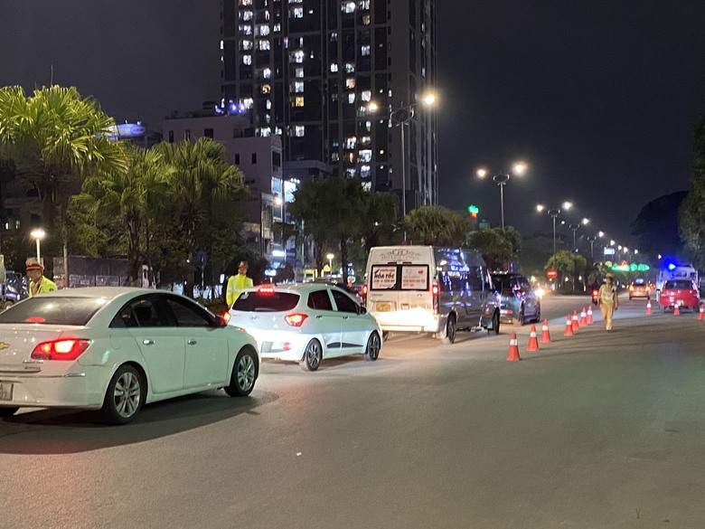 CSGT chặn đứng &yacute; định của t&agrave;i xế để &ocirc; t&ocirc; ven đường h&ograve;ng tho&aacute;t đo nồng độ cồn- Ảnh 1.